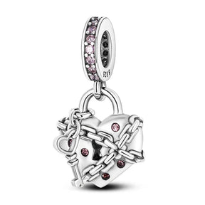 Cadena de dijes en el corazón 